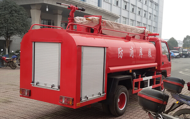 福田时代消防洒水车 4吨水