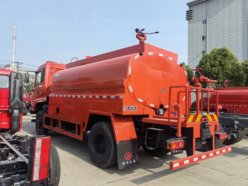 东风 8 吨四驱越野消防洒水车